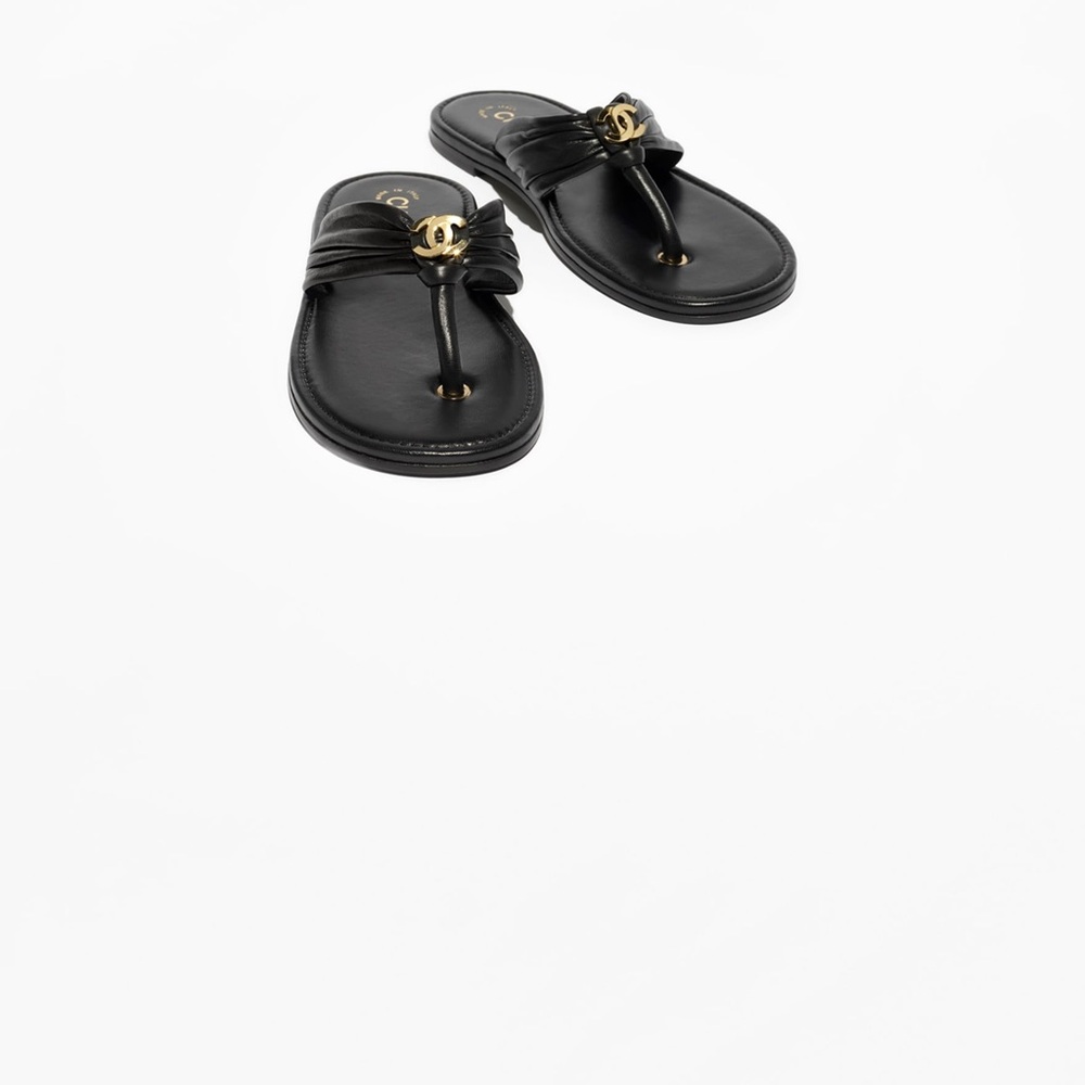 CHANEL Black Leather CC-Emblem Thong Sandals